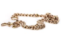 Lot 48 - AN EARLY 20TH CENTURY GOLD WATCH CHAIN