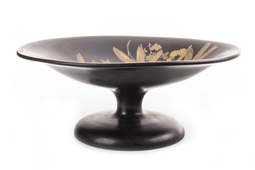 Lot 1088 - A JAPANESE LACQUERED COMPORT