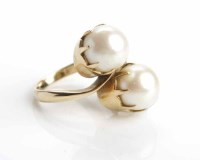 Lot 281 - IMPRESSIVE PEARL RING set with two large white...