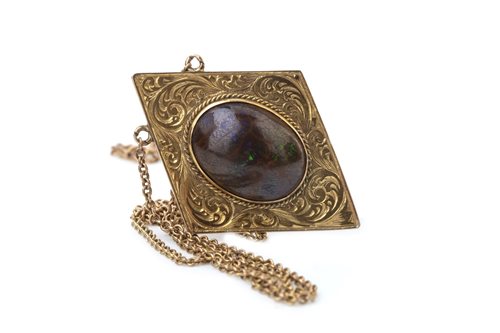 Lot 112 - AN EARLY 20TH CENTURY BOULDER OPAL NECKLET