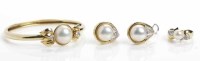 Lot 303 - EIGHTEEN CARAT GOLD SUITE OF MABE PEARL AND...