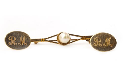 Lot 165 - A PAIR OF CUFF LINKS AND A BROOCH