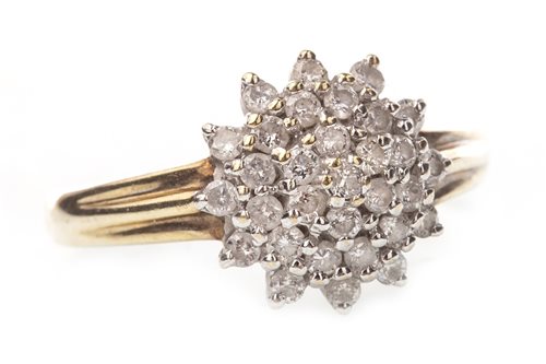 Lot 208 - A DIAMOND CLUSTER RING