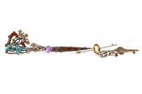 Lot 113 - SEVEN 20TH CENTURY BROOCHES