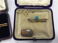 Lot 136 - A GROUP OF VICTORIAN AND LATER PINS AND BAR BROOCHES