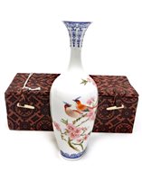 Lot 1115 - A 20TH CENTURY CHINESE PORCELAIN VASE