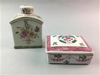 Lot 484 - A FAMILLE ROSE TEA CADDY AND A TRINKET BOX