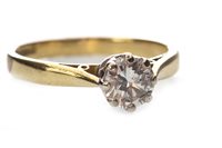 Lot 18 - A DIAMOND SOLITAIRE RING