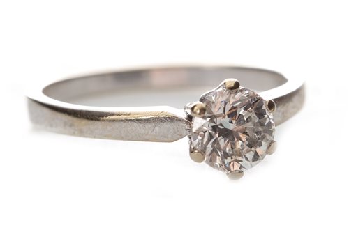 Lot 89 - A DIAMOND SOLITAIRE RING