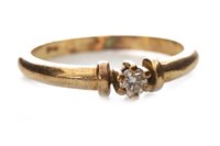 Lot 98 - A DIAMOND SOLITAIRE RING