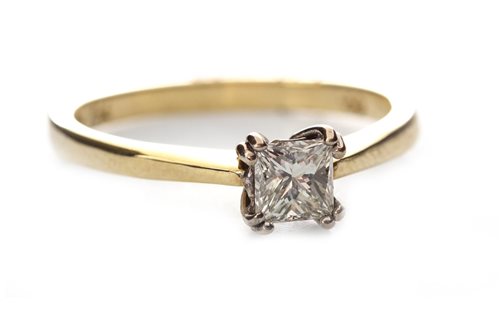 Lot 109 - A DIAMOND SOLITAIRE RING
