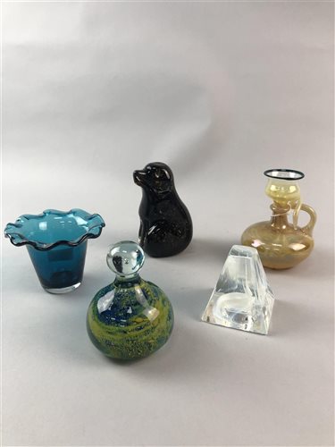 Lot 38 - A MDINA GLASS VASE, A CAITHNESS GLASS CANDLE STAND AND OTHER GLASSWARE
