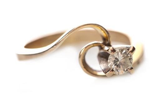 Lot 199 - A DIAMOND SOLITAIRE RING