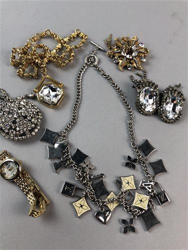 Lot 17 - A GEM SET NECKLACE AND OTHER COSTUME JEWELLERY