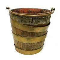 Lot 923 - AN EARLY 19TH CENTURY PEAT BUCKET