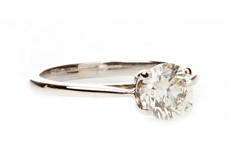 Lot 19 - A DIAMOND SOLITAIRE RING
