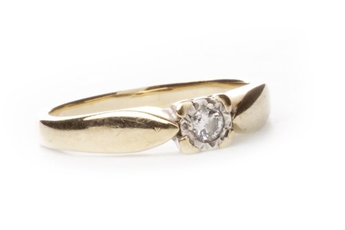 Lot 92 - A DIAMOND SOLITAIRE RING