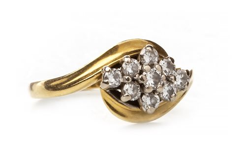 Lot 33 - A DIAMOND CLUSTER RING