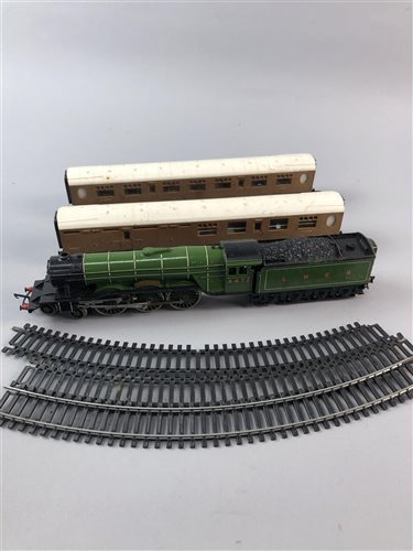 Lot 269 - A TRI-ANG HORNBY MODEL TRAIN WITH TRACK AND POWER UNIT