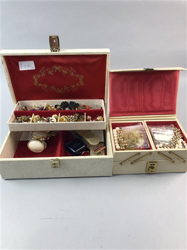 Lot 235 - A COLLECTION OF COSTUME JEWELLERY