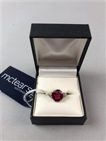 Lot 276 - A RED GEM AND DIAMOND SET GOLD RING