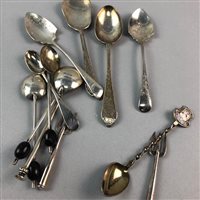 Lot 289 - A COLLECTION OF SILVER TEA SPOONS, A SET OF ENAMEL SPOONS AND BUTTON HOOKS