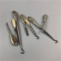Lot 289 - A COLLECTION OF SILVER TEA SPOONS, A SET OF ENAMEL SPOONS AND BUTTON HOOKS