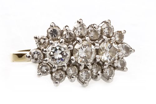 Lot 123 - A DIAMOND CLUSTER RING