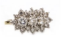 Lot 123 - A DIAMOND CLUSTER RING