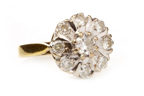 Lot 135 - A DIAMOND CLUSTER RING