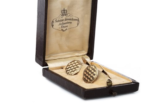 Lot 187 - A PAIR OF CUFF LINKS
