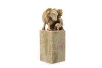 Lot 1082 - A CHINESE HARDSTONE SEAL