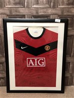 Lot 126 - A MANCHESTER UNITED SIGNED FOOTBALL TOP (2008-9)