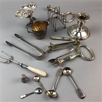 Lot 55 - A SILVER CREAM JUG, TWO PAIRS OF SILVER SUGAR TONGS, AND OTHER SILVER AND PLATED ITEMS