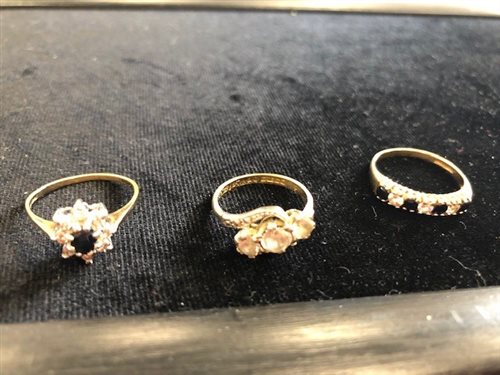 Lot 38 - A DIAMOND AND SAPPHIRE FLOWER HEAD RING AND TWO OTHER RINGS