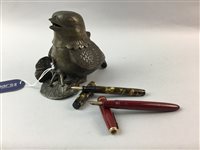 Lot 136 - A PARKER PEN, ANOTHER PEN AND AN INKWELL