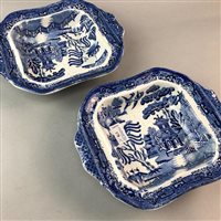 Lot 228 - A WILLOW BLUE AND WHITE ASHET, TWO COMPORTS AND TWO DISHES