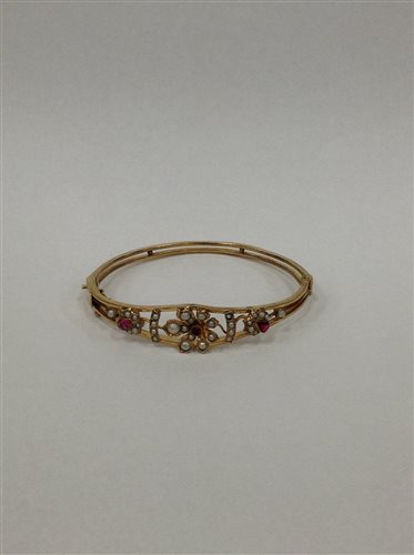 Lot 8 - A SILVER BANGLE AND COSTUME JEWELLERY