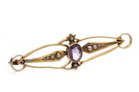 Lot 149 - AN EARLY 20TH CENTURY GEM AND SEED PEARL BAR BROOCH