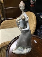 Lot 385 - A LARGE LLADRO FIGURE OF A WOMAN AND CHILD