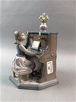 Lot 386 - A LLADRO FIGURE OF A GIRL PLAYING THE PIANO