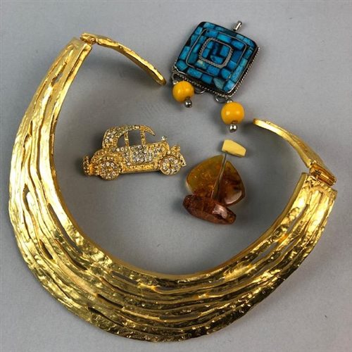 Lot 24 - A KENNETH LANE CHOKER STYLE NECKLACE, OTHER COSTUME JEWELLERY AND COMPACTS
