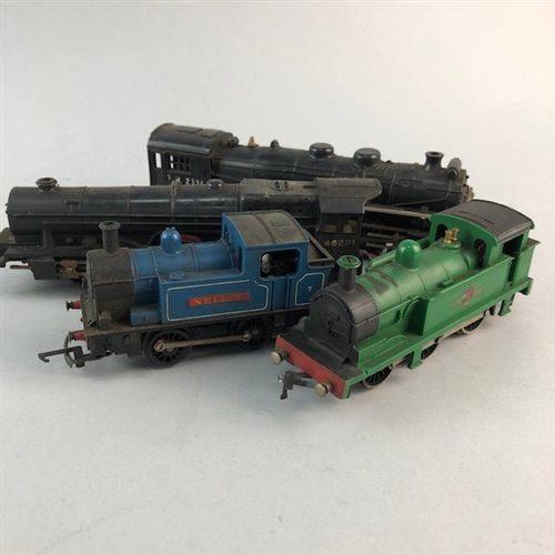 Lot 69 - A LOT OF VINTAGE MODEL TRAINS AND RAILWAY ACCESSORIES