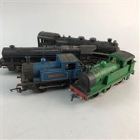 Lot 69 - A LOT OF VINTAGE MODEL TRAINS AND RAILWAY ACCESSORIES