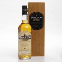 Lot 586 - MIDLETON VERY RARE 1996 Irish Whiskey. Signed...