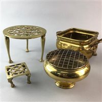 Lot 93 - A BRASS KETTLE AND STAND