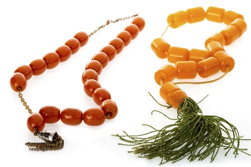 Lot 50 - A BEAD NECKLACE AND A SET OF PRAYER BEADS