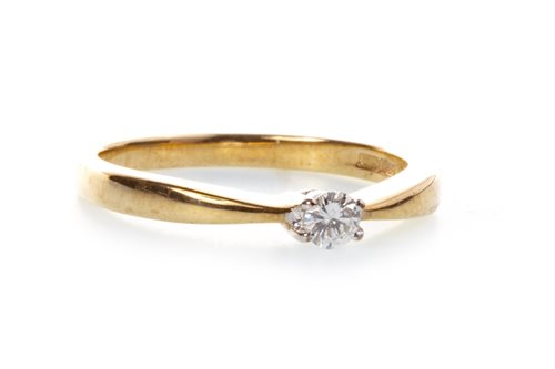 Lot 37 - A DIAMOND SOLITAIRE RING