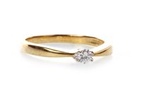 Lot 37 - A DIAMOND SOLITAIRE RING