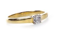 Lot 28 - A DIAMOND SOLITAIRE RING